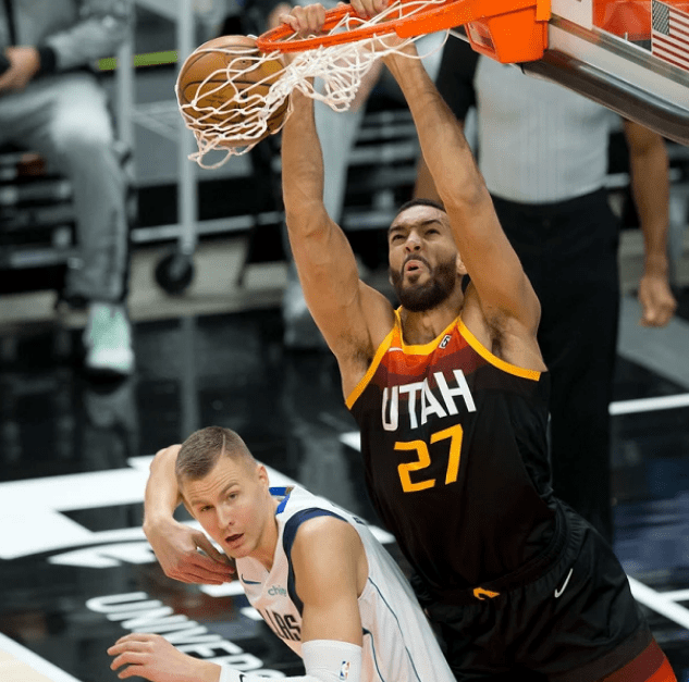 爵士横扫天津队，米切尔状态火热