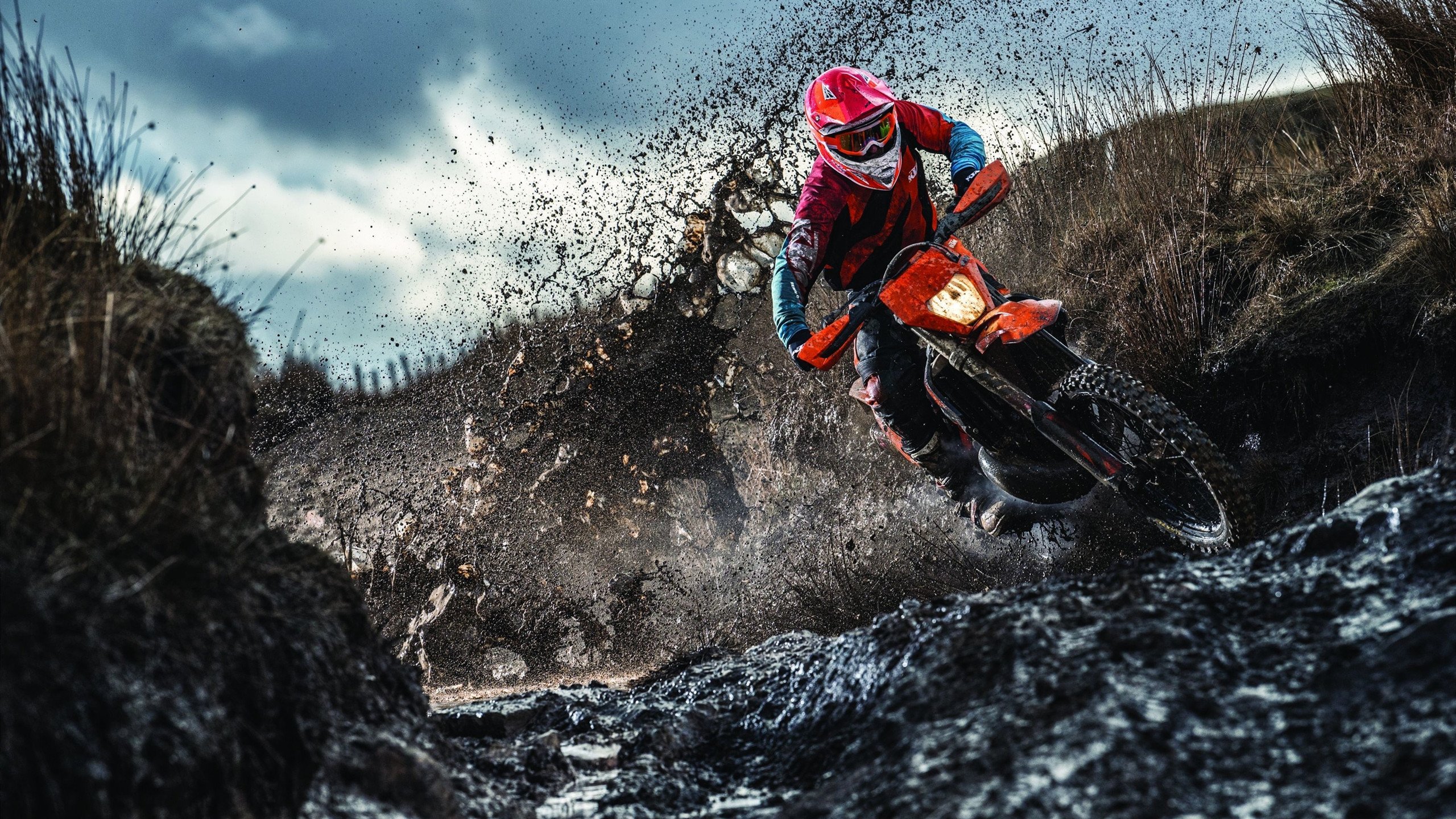 赛道上的进球，当F1车手在加纳雨战中演绎巴萨式绝杀